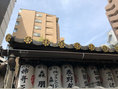 御金神社の鏡瓦